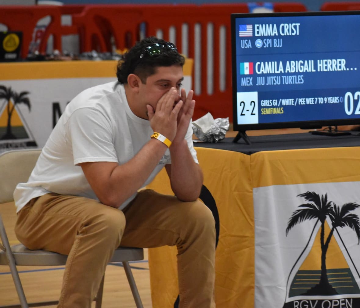 Thomas Trevino coaching one of his students from the corner at a tournament.